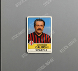 Magnete in plexiglass effetto figurina Panini raffigurante Luciano Calboni, personaggio del film Fantozzi nella partita Scapoli contro Ammogliati, applicato su frigorifero.