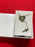 Questo rosario in acciaio con croce pendente e foto incisa è un simbolo di fede e un omaggio eterno ai tuoi cari.