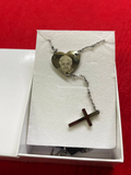 Un elegante rosario in acciaio con croce pendente e un'immagine incisa per mantenere vivo il ricordo dei tuoi cari.