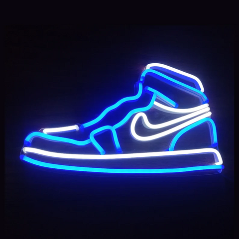 Targa neon led Nike Jordan appesa alla parete di una stanza