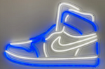 Dettaglio della targa neon con il logo Nike Jordan
