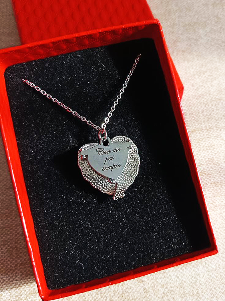 Design elegante con cuore apribile per un ricordo prezioso