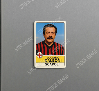 Magnete in plexiglass effetto figurina Panini raffigurante Luciano Calboni, personaggio del film Fantozzi nella partita Scapoli contro Ammogliati, applicato su frigorifero.
