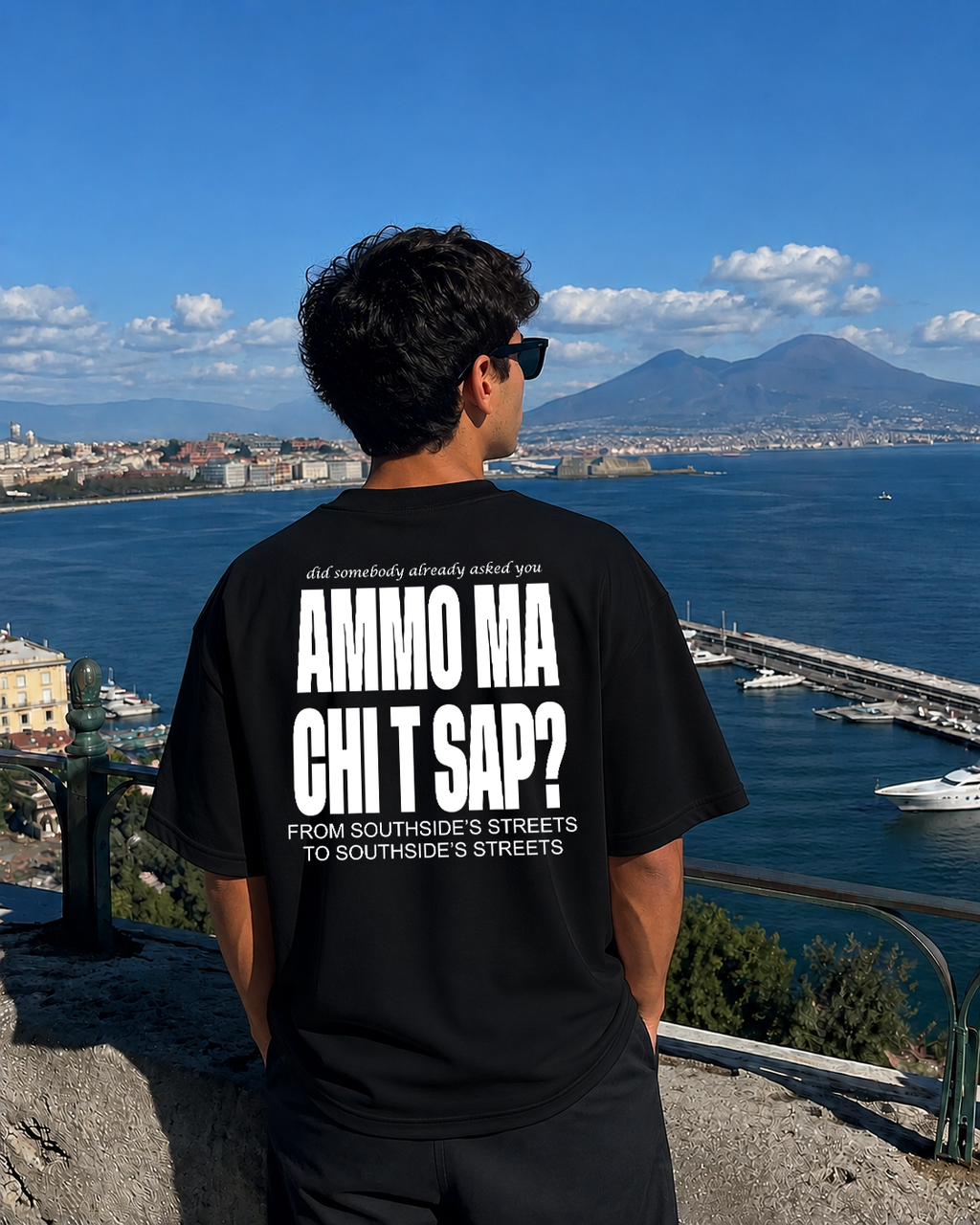 T-Shirt Oversize nera con stampa bianca "AMMO MA CHI T SAP?" vista posteriore.