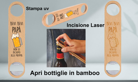 Apribottiglie in legno, bambù e acciaio in mano a un uomo che apre una bottiglia di birra