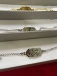 Bracciale in acciaio con incisione personalizzata, perfetto per celebrare eventi speciali come compleanni e nascite, disponibile con nome e data di nascita.