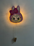 Lampada artigianale Labubu personalizzata in legno con LED luce calda montata su parete di cameretta