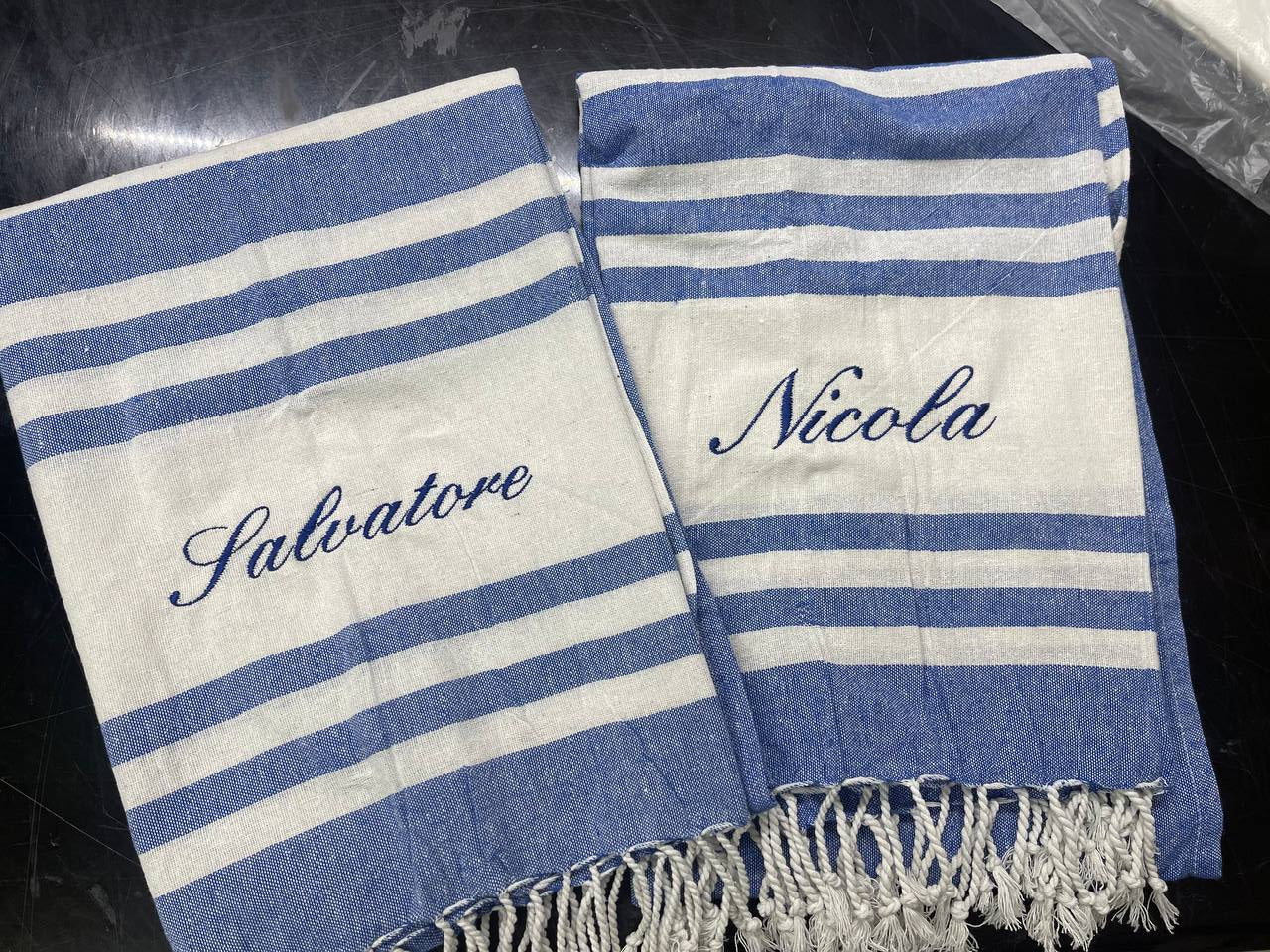 Dettaglio del telo mare in cotone con personalizzazione