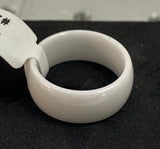 Dettaglio della fascia dell'anello in ceramica bianco | Lavorazione artigianale italiana