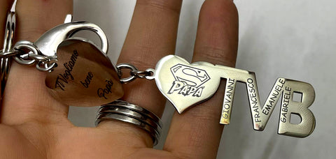 Portachiavi Unisex  Jewels in Acciaio con scritta TVB e incisione personalizzata